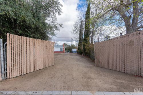 b-1326 Kentucky St, Bakersfield, CA, 93305-4749 | Card Image