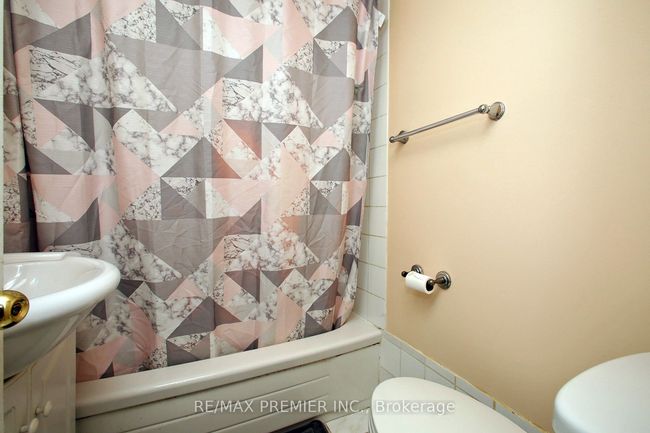 36 Newlin Cres, House attached with 5 bedrooms, 3 bathrooms and 4 parking in North York ON | Image 24