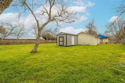 402 W Converse St, Weimar, TX, 78962-1510 | Card Image