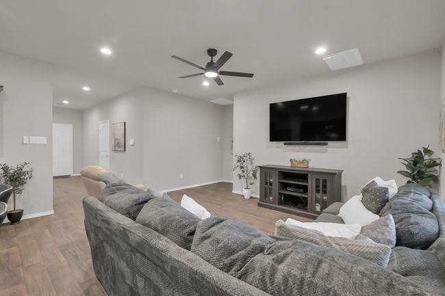 Alternative view of the living room. | Image 9