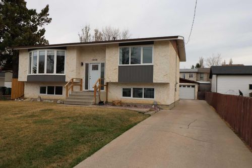 1009 20 Ave, Coaldale, AB, T1M1C2 | Card Image