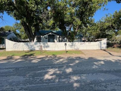 1203 N Walnut St, Home with 3 bedrooms, 2 bathrooms and 1 parking in Brady TX | Image 2