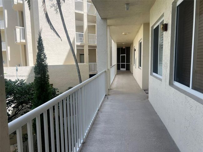 APT-211 - 3500 Oaks Clubhouse Dr, Condo with 3 bedrooms, 2 bathrooms and null parking in Pompano Beach FL | Image 4