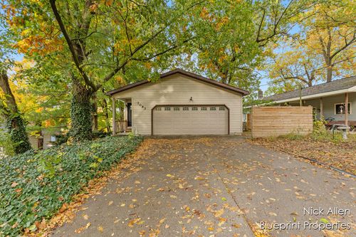 7093 Peninsula Dr Ne, Rockford, MI, 49341-8484 | Card Image