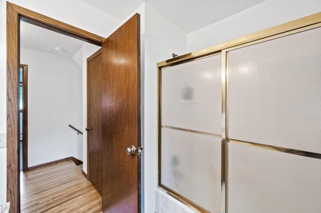 Upstairs, Full Bathroom | Image 17