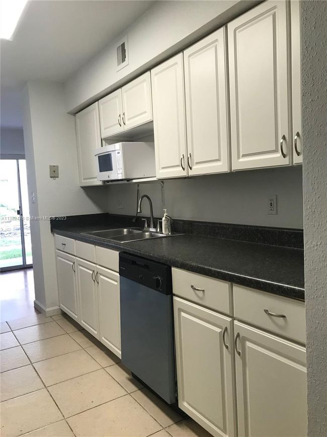 APT-1110 - 805 Riverside Dr, Condo with 2 bedrooms, 2 bathrooms and null parking in Coral Springs FL | Image 10