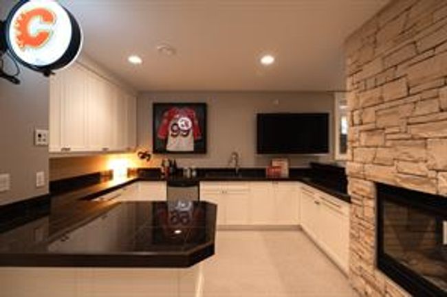 34 Posthill Dr Sw, House detached with 6 bedrooms, 3 bathrooms and 7 parking in Calgary AB | Image 39