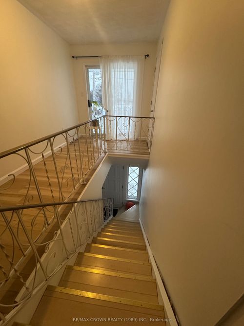 652 Scollard St, North Bay, ON, P1B5A1 | Card Image