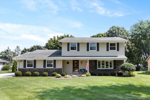 W223N2276 Meadowood Lane, PEWAUKEE, WI, 53186 | Card Image