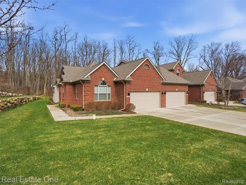9572 Kingsway Cir, Clarkston, MI, 48348-5404 | Card Image