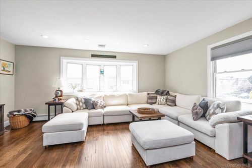 35 Lee Ave, Babylon, NY, 11702-4210 | Card Image