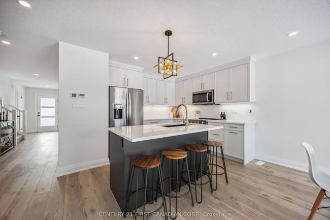 483 Huron St, House other with 3 bedrooms, 3 bathrooms and 2 parking in Wyoming ON | Image 7
