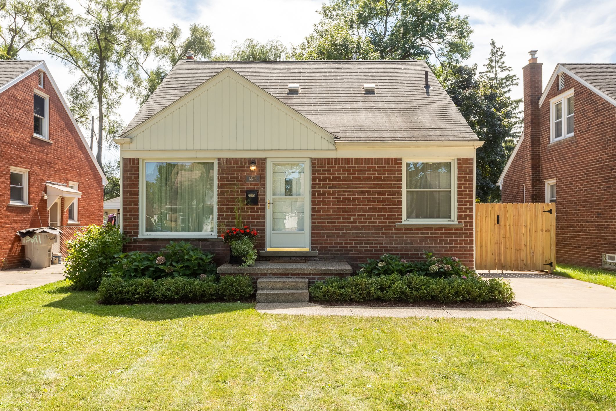 Hart St, Oak Park, MI 48237