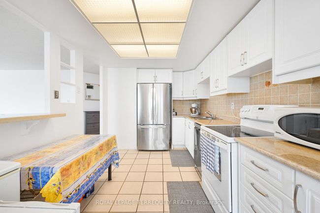 1702 - 8 Lisa St, Condo with 3 bedrooms, 2 bathrooms and null parking in Brampton ON | Image 9