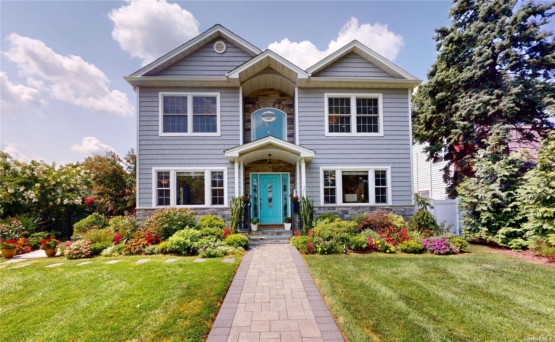 Peachtree Ln, Carle Place, NY 11514