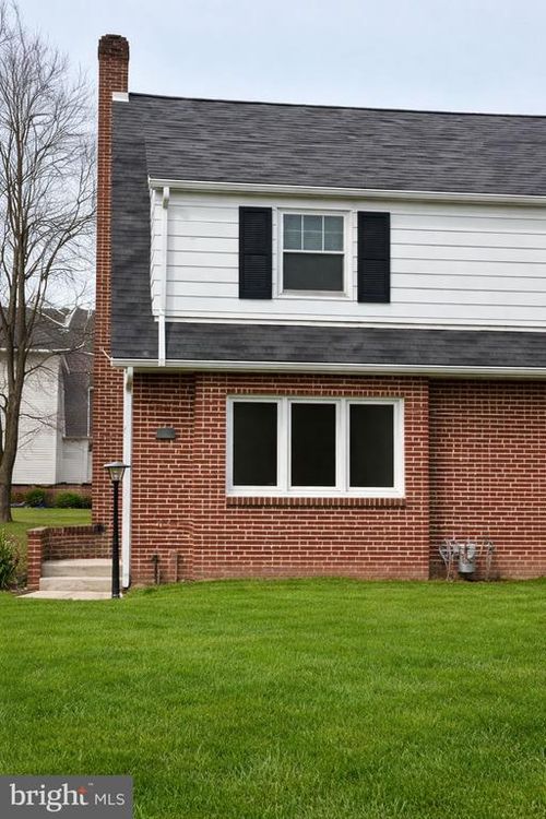 545 E High St, ELIZABETHTOWN, PA, 17022-1812 | Card Image