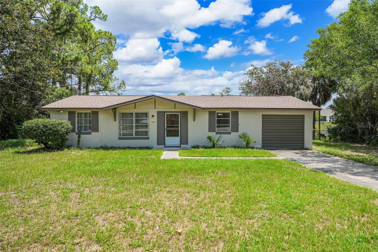 Residential in DELTONA