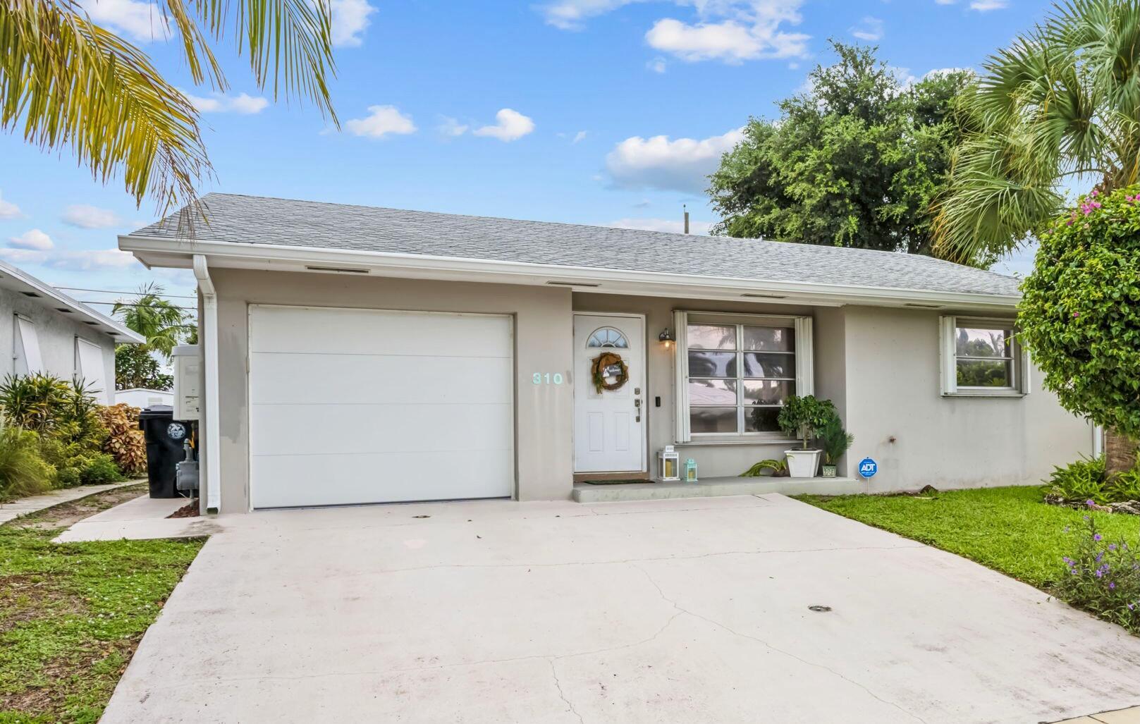 Wellesley Dr, Lake Worth Beach, FL 33460