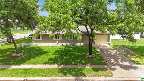 804 Lewis St, Vermillion, SD, 57069-3302 | Card Image