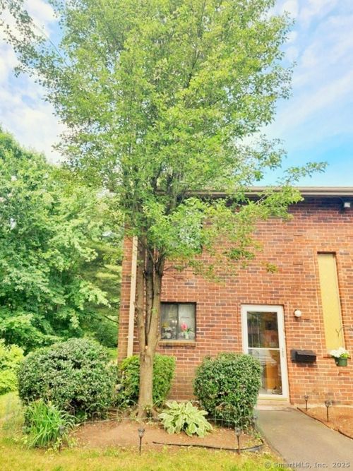 218-218 Wakefield Cir, East Hartford, CT, 06118-1635 | Card Image