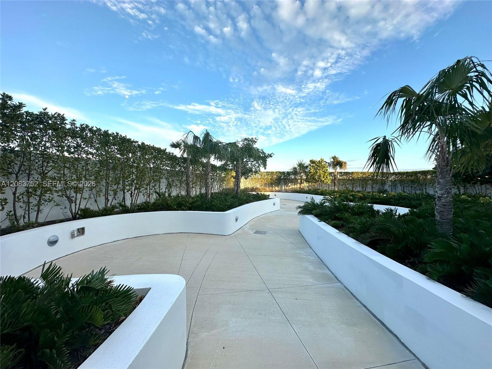 Commercial Sale in Aventura 3