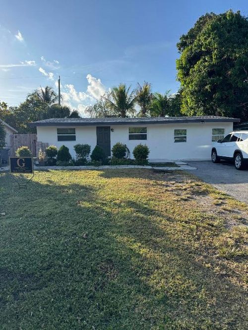 7945 Loomis St, Lantana, FL, 33462-6121 | Card Image