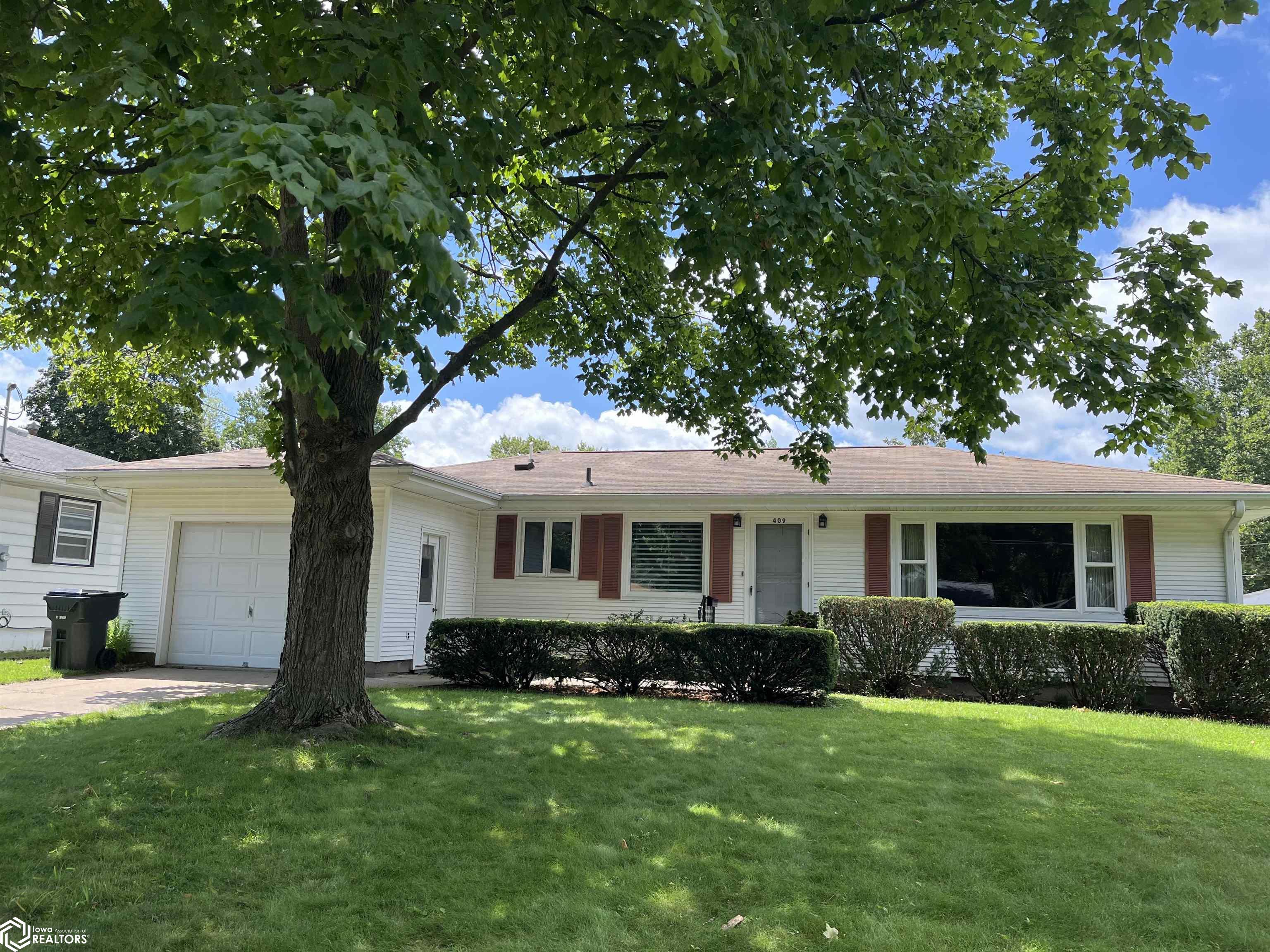 Neva Pl, West Burlington, IA 52655