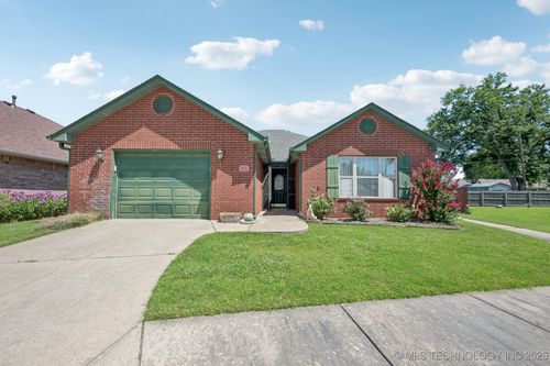 315 Savannah Park Street, Pryor, OK, 74361 | Card Image