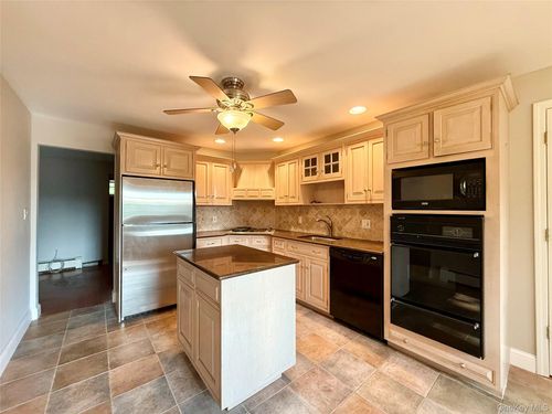 4 Dutch Ct, West Nyack, NY, 10994-1701 | Card Image