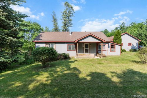 2431 Porter Rd, White Lake, MI, 48383-2337 | Card Image