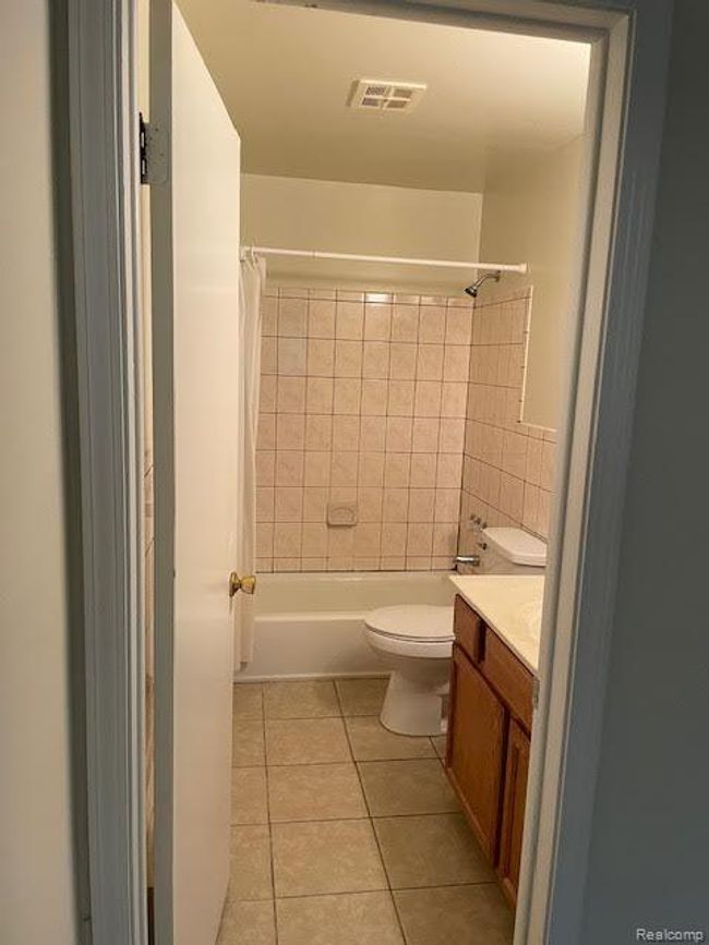 APT-9B - 59425 10 Mile Rd, Condo with 2 bedrooms, 1 bathrooms and null parking in South Lyon MI | Image 7
