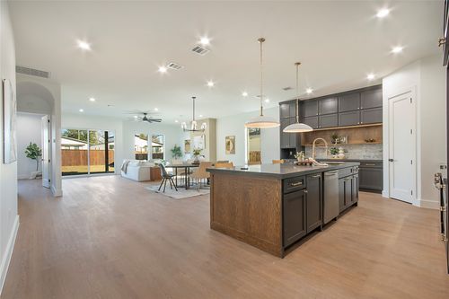 3910 Vineyard Dr, Dallas, TX, 75212-1338 | Card Image