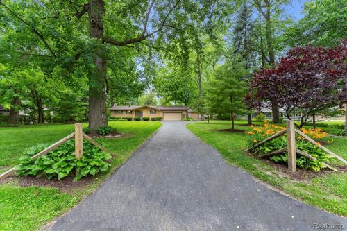8848 Caroline St, Taylor, MI, 48180-3847 | Card Image