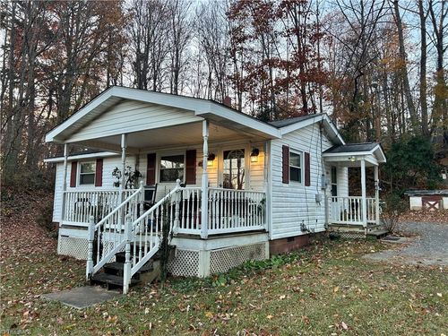 109 Dorothy Ln, Mount Airy, NC, 27030-4914 | Card Image