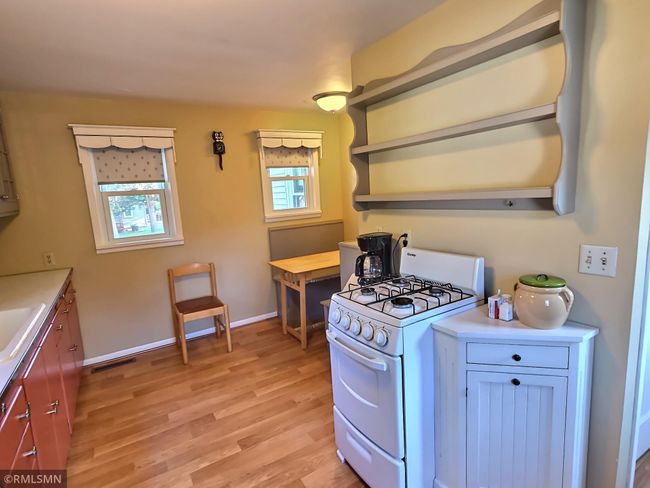 The range is smaller in size, but does the trick! Brought together by the two corner tables make this space extra functional. | Image 8