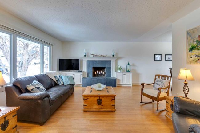 75 Canyon Drive Nw, Home with 5 bedrooms, 2 bathrooms and 4 parking in Calgary AB | Image 4