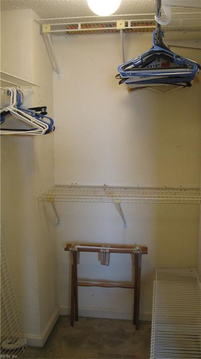 Walk-in closet. | Image 22
