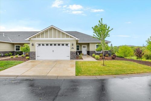 221 Skyhawk Dr, Eagle Point, OR, 97524-9750 | Card Image