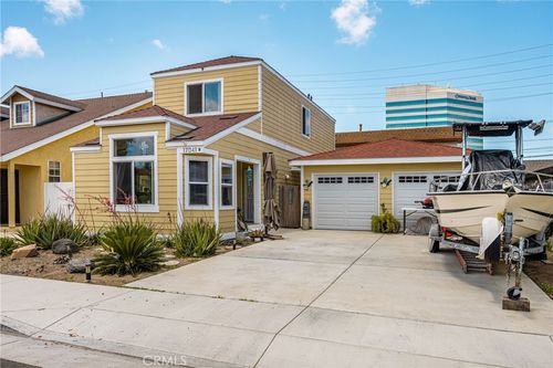 17041 B Ln, Huntington Beach, CA, 92647-8220 | Card Image