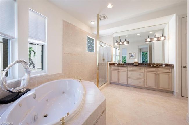 Jetted soaking tub, dual sinks & linen closet | Image 33