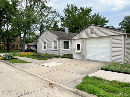 237 Woodlawn Ave, Royal Oak, MI, 48073-2683 | Card Image