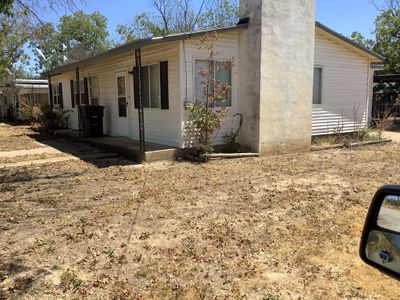 1007 Bee St, Home with 3 bedrooms, 2 bathrooms and 2 parking in Brady TX | Image 2