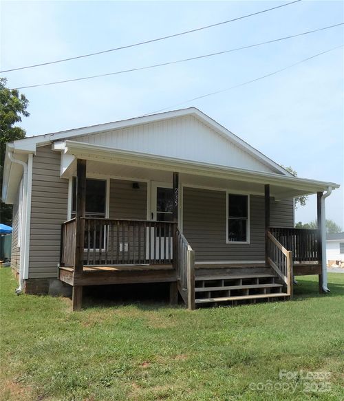 235 N Oakland Ave, Statesville, NC, 28677-3843 | Card Image