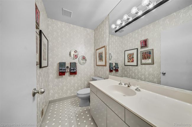 Primary Bathroom | Image 18