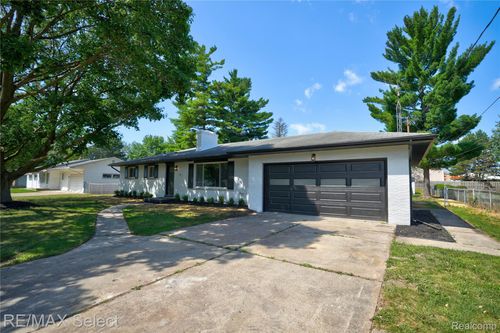 1051 Arapaho Dr, Burton, MI, 48509-1415 | Card Image