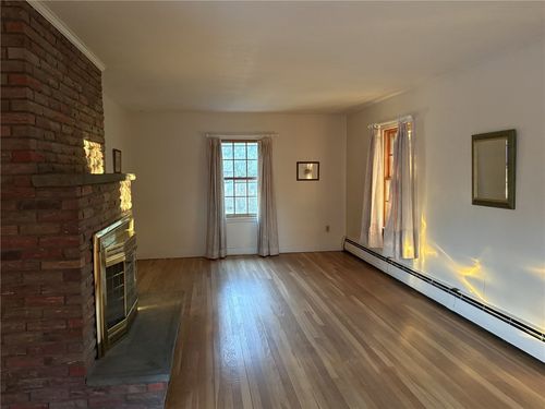 10 Jesse Davis Ln, Barrington, RI, 02806-4422 | Card Image