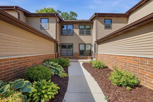 8116-8116 S Forest Hills Circle, Franklin, WI, 53132 | Card Image