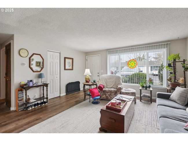 Living Room/Entrance | Image 33