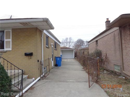 5312 Syracuse St, Dearborn Heights, MI, 48125-2141 | Card Image