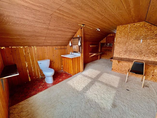 Upper bedroom with 1/2 bath | Image 27